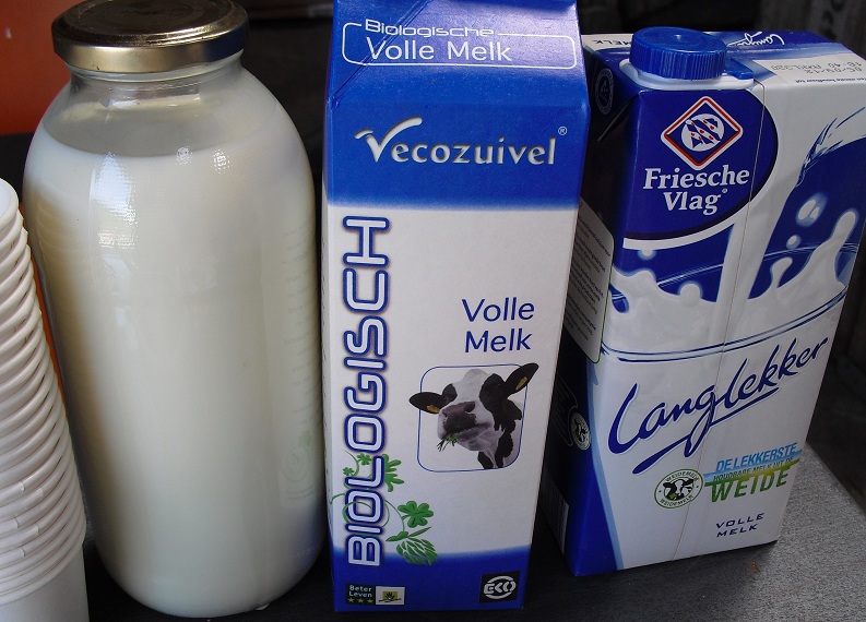 Voedwel, natuurlijk voedingsadvies, poes drinkt melk