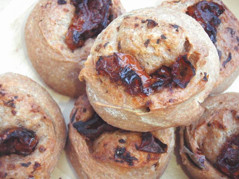 Voedwel, natuurlijk voedingsadvies, speltbroodjes met zongedroogde tomaten