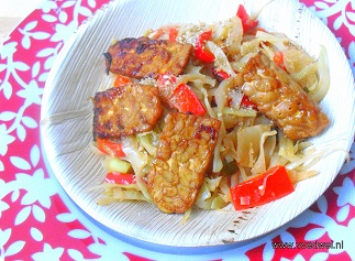 Pittige wittekool met tempeh